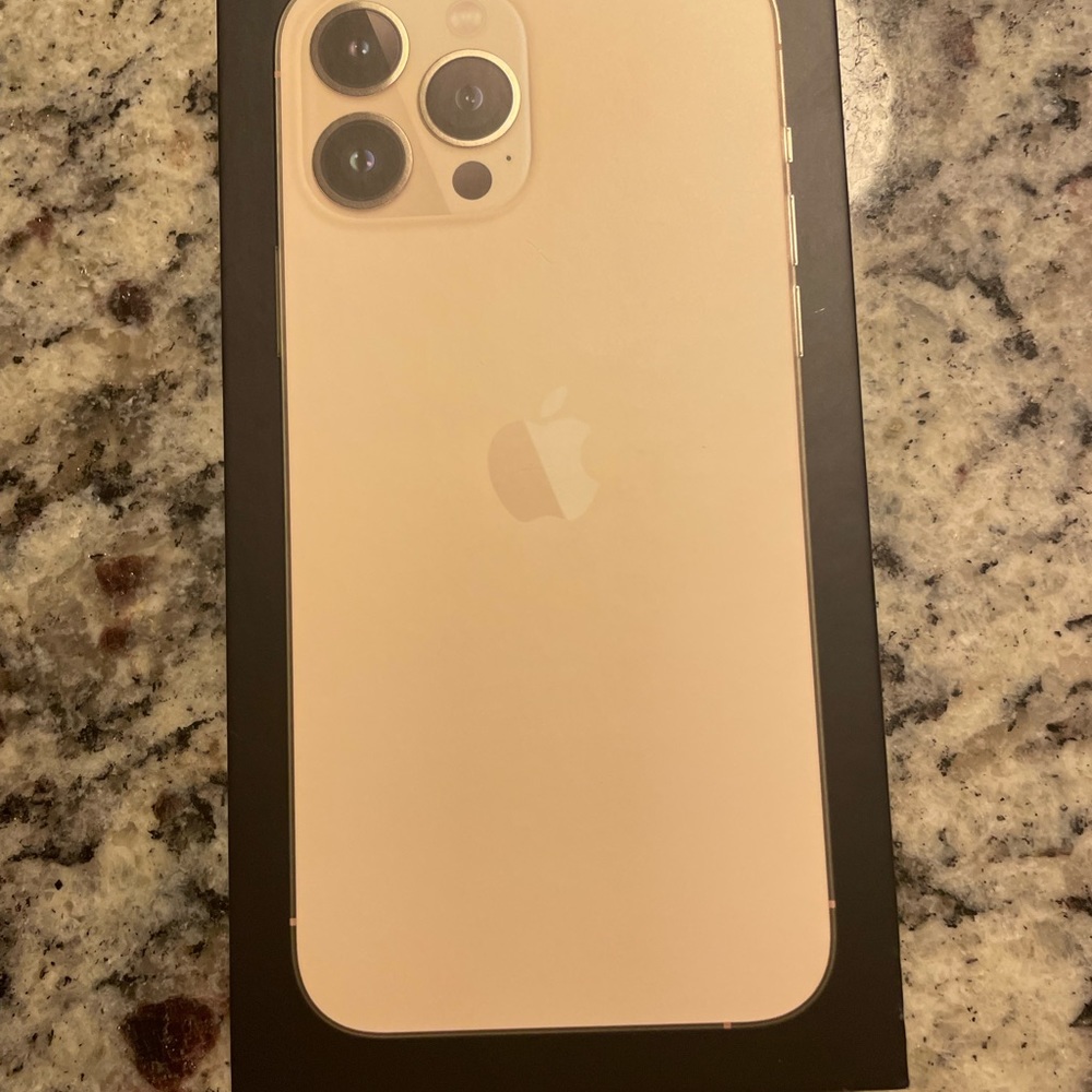 NOT IPHONES THEY ARE BOXS - Picture 2 of 6